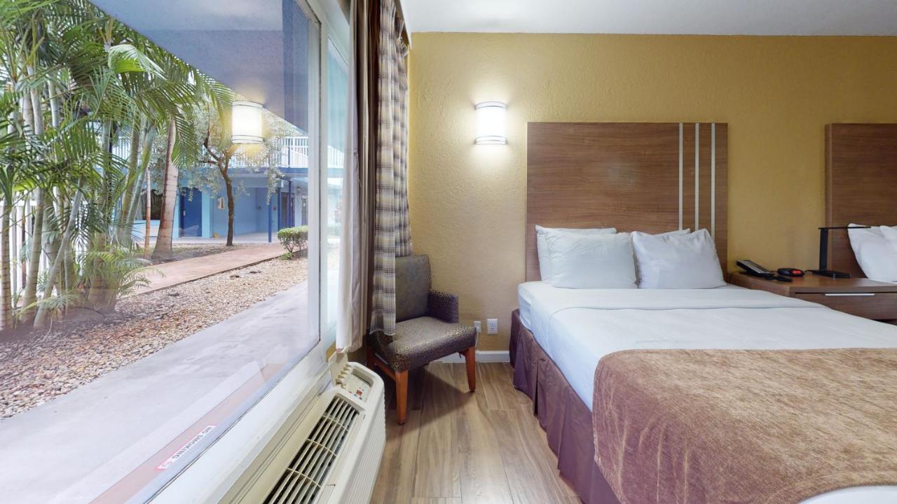 Rodeway Inn & Suites Fort Lauderdale Airport & Cruise Port Дания-Бич Экстерьер фото